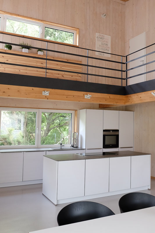 Die kubistisch gehaltene Küche fügt sich dezent in den offenen Wohnbereich ein (Quelle: Ackermann)