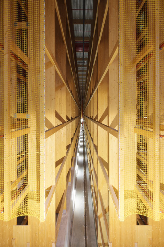 Das weltweit größte Hochregallager aus Holz bietet Platz für rund 32 000 Paletten. (Quelle: Alnatura, Fotograf: Norman A. Müller)