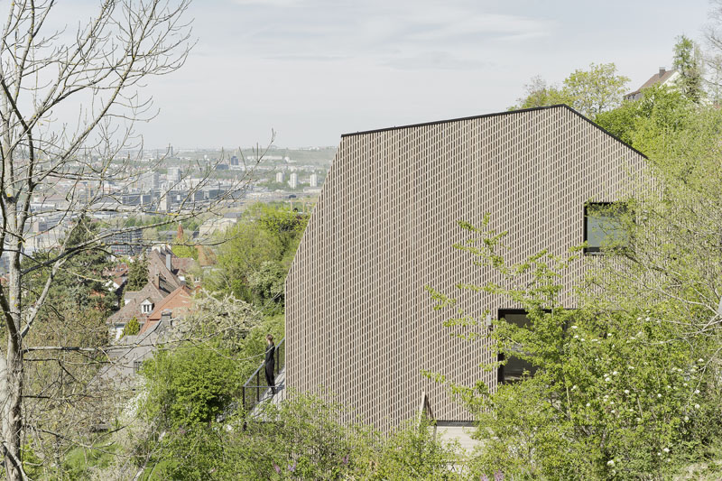 Blick von Süden auf die Lattenfassade mit Moiré-Effekt (Quelle: Brigida González, Stuttgart)