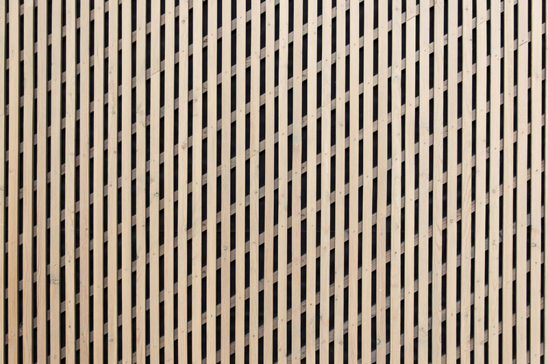 Detail Lattenfassade mit sichtbarer und diagonaler Unterkonstruktion (Quelle: Yonder, Stuttgart)