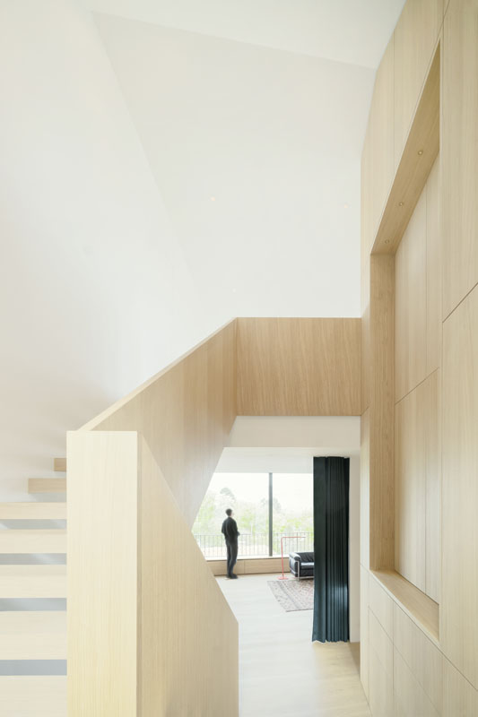 Offenes Treppenhaus der Eingangshalle (Quelle: Brigida González, Stuttgart)