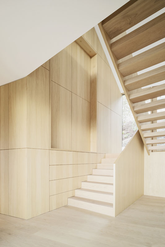 Einbaumöbel mit Treppe über zwei Geschosse (Quelle: Brigida González, Stuttgart)