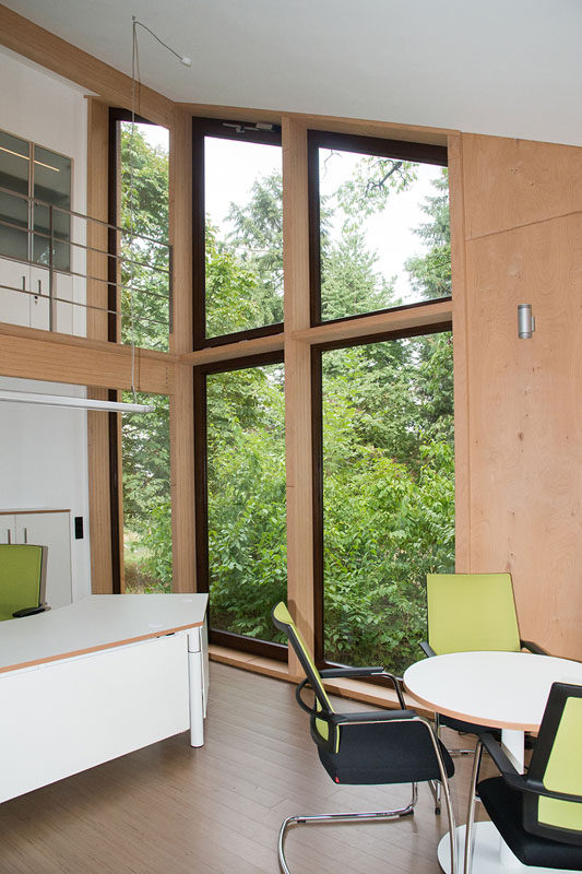 Blick durch die Ostfassade ins Grün (Quelle: Architekturbüro Beisel)