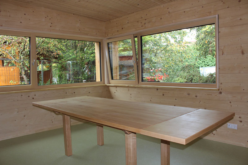 Der Raum für die Angestellten und für Besprechungen mit Eltern, mit Ahorn-Tisch. (Quelle: Ingo Knott, Stadt Abensberg)