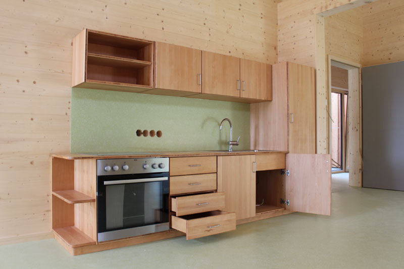 Aus Holz gefertigt: Die Küchenzeile im Erweiterungsbau. (Quelle: Ingo Knott, Stadt Abensberg)