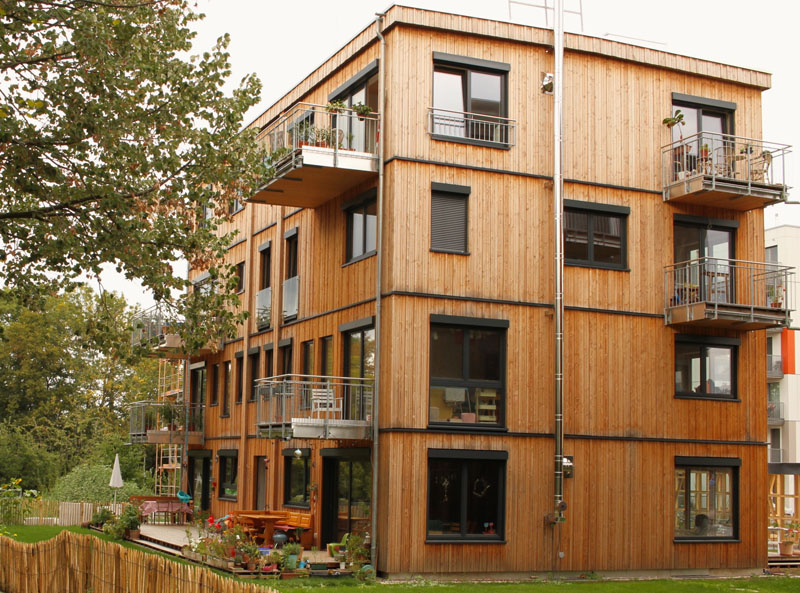 Modernes Punkthaus aus traditionellem Baustoff - das BaumhausLEFT ist das erste weitgehend leimfreie Massivholzgebäude in Freiburg im Breisgau. (Quelle: Torsten Lingott)