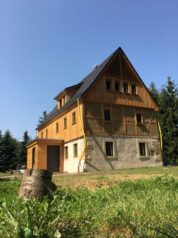 Aus Alt wird Neu - Mittagssonne erwärmt die Hausfront(Quelle: Carsten Böhme, Ulberndorf August 2018), 01744 Dippoldiswalde 