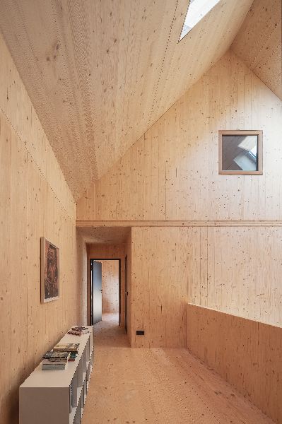 Haus am Mühlenbach - introvertierter Luftraum mit Galerie (Quelle: Daniel Vieser . Architekturfotografie)