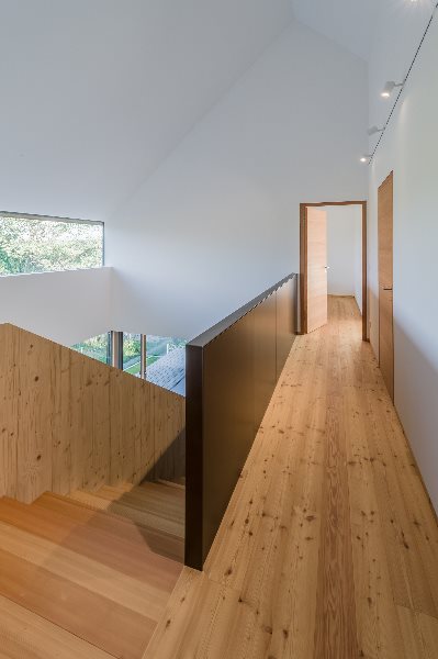 Treppe mit Holzwand (Quelle: Gerd Jütten Fotodesign)