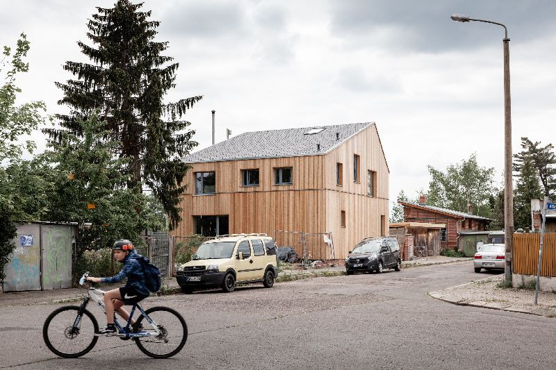 Haus an der Spinnerei / Straßenansicht (Quelle: Octagon Architekturkollektiv / Foto: Jens Stöbe)